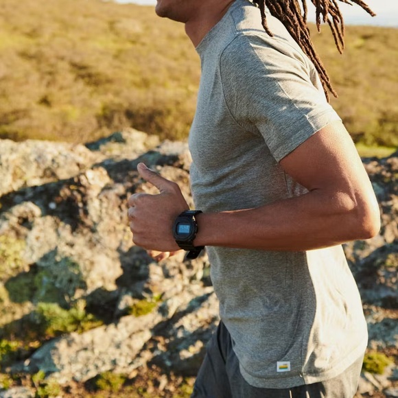 Vuori Strato Tech Short Sleeve T-Shirt in Heather Gray Size Large - Picture 10 of 10